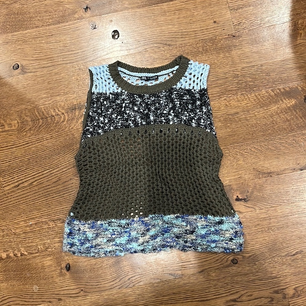 Zara Women’s Green, Blue, and Black Sleeveless Sweater
